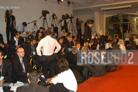 30/08/02 - 59. INTERNATIONAL FILM FESTIVAL IN VENICE LIDO - THE PHOTOGRAPHERS AT THE PALACE OF CINEMA - © 2002 ERREBI  - MOSTRA DEL CINEMA / FOTOGRAFO.