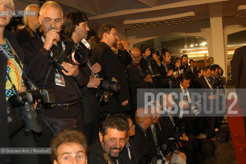 01/09/02 - 59. INTERNATIONAL FILM FESTIVAL IN VENICE LIDO - THE PHOTOGRAPHERS AT THE PALACE OF CINEMA - © 2002 Graziano Arici/Rosebud2 - MOSTRA DEL CINEMA / FOTOGRAFO.