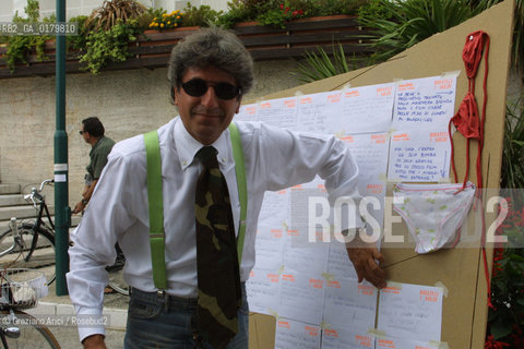 03/09/02 - 59. INTERNATIONAL FILM FESTIVAL IN VENICE LIDO -   GIANNI IPPOLITIS  WALL FOR THE LOST AND FOUND OBJECTS AND PUBLICS COMMENTS ON THE FESTIVAL  - © 2002 Graziano Arici/Rosebud2 / FIORE  - MOSTRA DEL CINEMA / OGGETTI SMARRITI / PUBBLICO .