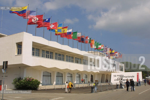 29/08/2002 -  THE PALACE OF THE 59. INTERNATIONAL FILM FESTIVAL IN VENICE LIDO  - 2002  ©Graziano Arici/Rosebud2 / FIORE/ FIORE / MOSTRA DEL CINEMA /  PALAZZO