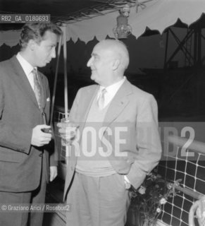 THE TELEVISION SHOWMAN MIKE BONGIORNO WITH THE PUBLISHER ANGELO RIZZOLI IN VENICE LIDO - 1956 © ARCHIVIO Graziano Arici/Rosebud2  / TELEVISIONE / PRESENTATORE / EDITORE