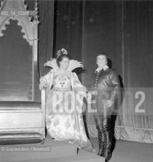 THE OPERA SINGER MONTSERRAT CABALLE WITH THE OPERA SINGER GIANNI RAIMONDI AT THE LA FENICE THEATRE - VENICE - 1971 © ARCHIVIO Graziano Arici/Rosebud2  / MUSICA  / CANTANTE / MUSICA LIRICA / OPERA  ROBERTO DEVEREUX/ TEATRO LA FENICE