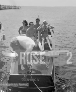 THE COUNTESS CONSUELO O CONNOR WITH HER HUSBAND THE COUNT RUDY CRESPI AND THE COUNTESS DOMITILLA RUSPOLI AND THE COUNT LILLIO RUSPOLI - CAP DANTIBES - 195? - © ARCHIVIO Graziano Arici/Rosebud2  / NOBILTA / CONTE / MOTOSCAFO