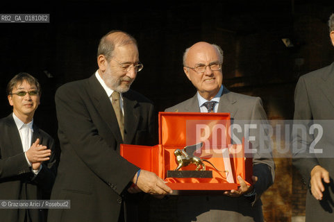 NEXT  VENICE BIENNALE 8. INTERNATIONAL ARCHITECTURE EXHIBITION - THE MINISTER URBANI GIVES THE GOLDEN LION FOR THE BEST PROJECT TO ALVARO SIZA VIEIRA - ©Graziano Arici/Rosebud2 - ARCHITETTURA  / ARCHITETTO