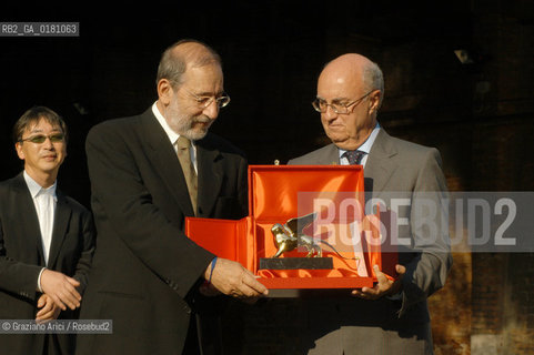 NEXT  VENICE BIENNALE 8. INTERNATIONAL ARCHITECTURE EXHIBITION - THE MINISTER URBANI GIVES THE GOLDEN LION FOR THE BEST PROJECT TO ALVARO SIZA VIEIRA - ©Graziano Arici/Rosebud2 - ARCHITETTURA  / ARCHITETTO