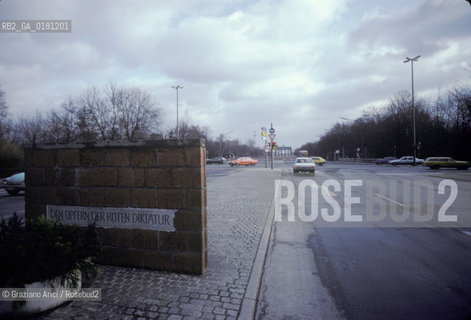 (GERMANIA) BERLINO 1984 : STRASSE DES 17. JUNI  - MONUMENTO ALLE VITTIME DELLA DITTATURA ROSSA    - ©Graziano Arici/Rosebud2 / GEO /