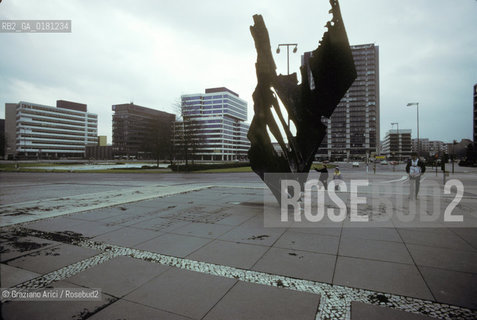 (GERMANIA) BERLINO 1984 : ERNST-REUTER-PALTZ - MONUMENTO DIE FLAMME    - ©Graziano Arici/Rosebud2 / GEO