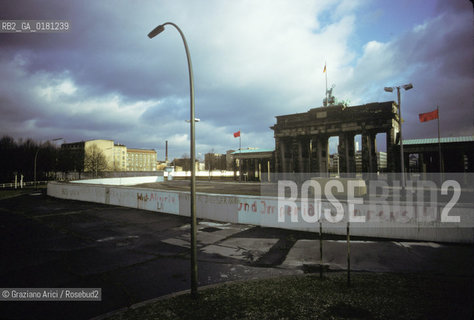 (GERMANIA) BERLINO 1984 : IL MURO ALLA PORTA DI BRANDEBURGO    - ©Graziano Arici/Rosebud2 / GEO