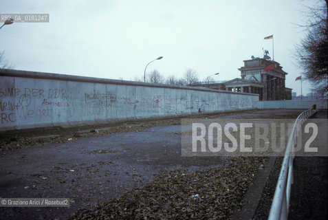 (GERMANIA) BERLINO 1984 : IL MURO ALLA PORTA DI BRANDEBURGO    - ©Graziano Arici/Rosebud2 / GEO