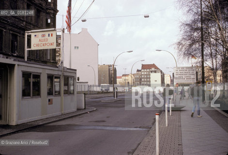 (GERMANIA) BERLINO 1984 : IL MURO AL CHECK-POINT CHARLIE    - ©Graziano Arici/Rosebud2 / GEO