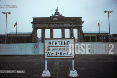 (GERMANIA) BERLINO 1984 : IL MURO ALLA PORTA DI BRANDEBURGO    - ©Graziano Arici/Rosebud2 / GEO
