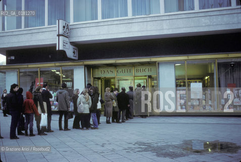 (GERMANIA) BERLINO EST 1984 : CODA AD UNA LIBRERIA    - ©Graziano Arici/Rosebud2 / GEO