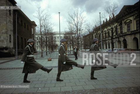 (GERMANIA) BERLINO EST 1984 : CAMBIO DELLA GUARDIA ALLA NEUE WACHE    - ©Graziano Arici/Rosebud2 / GEO / ARCHITETTURA / SCHINKEL
