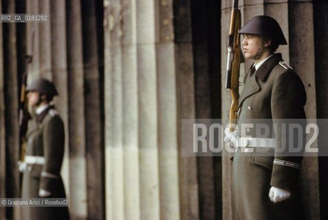 (GERMANIA) BERLINO EST 1984 : CAMBIO DELLA GUARDIA ALLA NEUE WACHE    - ©Graziano Arici/Rosebud2 / GEO / ARCHITETTURA / SCHINKEL