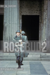(GERMANIA) BERLINO EST 1984 : CAMBIO DELLA GUARDIA ALLA NEUE WACHE    - ©Graziano Arici/Rosebud2 / GEO / ARCHITETTURA / SCHINKEL