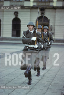 (GERMANIA) BERLINO EST 1984 : CAMBIO DELLA GUARDIA ALLA NEUE WACHE    - ©Graziano Arici/Rosebud2 / GEO / ARCHITETTURA / SCHINKEL