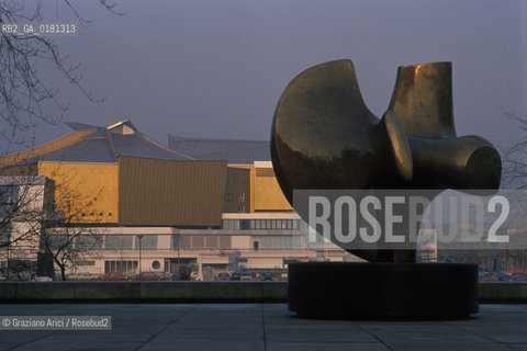 (GERMANIA) BERLINO 1989 : LA PHILARMONIE VISTA DALLA NEUE NATIONALGALERIE DI MIES VAN DER ROHE  - ©Graziano Arici/Rosebud2 / GEO / MUSEO / ARCHITETTURA