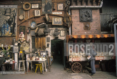 (GERMANIA) BERLINO 1989 : MERCATINO IN FASANEN STRASSE - ©Graziano Arici/Rosebud2 / GEO /