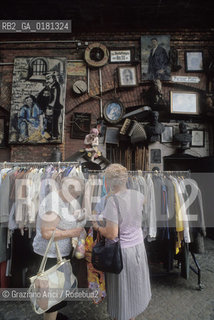 (GERMANIA) BERLINO 1989 : MERCATINO IN FASANEN STRASSE - ©Graziano Arici/Rosebud2 / GEO /