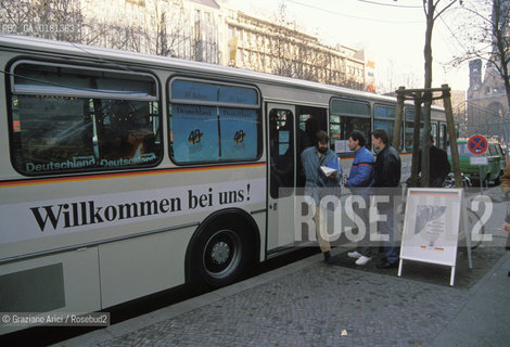 (GERMANIA) BERLINO 1989 :PULMANN DI PROPAGANDA STATALE PER I CITTADINI DELLEST NELLA KURFURSTENDAMM - ©Graziano Arici/Rosebud2 / GEO