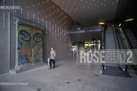 (GERMANIA) BERLINO 1991 : CENTRO COMMERCIALE NELLA KURFURSTENDAMM  CON UN PEZZO DEL MURO - ©Graziano Arici/Rosebud2 / GEO