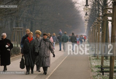 (GERMANIA) BERLINO 1989 :CITTADINI DI BERLINO EST NELLA STRASSE DES 17. JUNI  - ©Graziano Arici/Rosebud2 / GEO