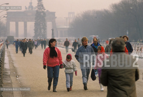 (GERMANIA) BERLINO 1989 :CITTADINI DI BERLINO EST NELLA STRASSE DES 17. JUNI  - ©Graziano Arici/Rosebud2 / GEO