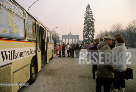 (GERMANIA) BERLINO 1989 :PULMANN DI PROPAGANDA STATALE PER I CITTADINI DELLEST NELLA STRASSE DES 17. JUNI- ©Graziano Arici/Rosebud2 / GEO