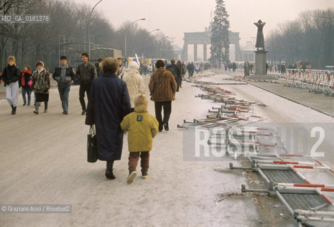 (GERMANIA) BERLINO 1989 :PULMANN DI PROPAGANDA STATALE PER I CITTADINI DELLEST NELLA STRASSE DES 17. JUNI- ©Graziano Arici/Rosebud2 / GEO