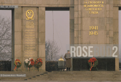 (GERMANIA) BERLINO 1989 : STRASSE DES 17. JUNI E MONUMENTO AL SOLDATO SOVIETICO    - ©Graziano Arici/Rosebud2 / GEO