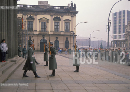 (GERMANIA) BERLINO EST 1989 : CAMBIO DELLA GUARDIA ALLA NEUE WACHE    - ©Graziano Arici/Rosebud2 / GEO