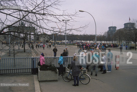 (GERMANIA) BERLINO EST 1989 : IL PASSAGGIO DI FRONTIERA ALLA PORTA DI BRANDEBURGO     - ©Graziano Arici/Rosebud2 / GEO