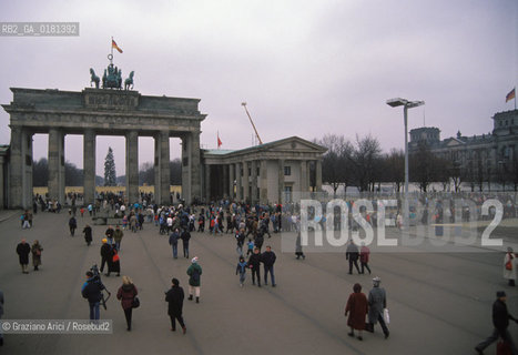 (GERMANIA) BERLINO EST 1989 : IL PASSAGGIO DI FRONTIERA ALLA PORTA DI BRANDEBURGO     - ©Graziano Arici/Rosebud2 / GEO