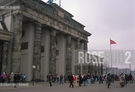 (GERMANIA) BERLINO EST 1989 : IL PASSAGGIO DI FRONTIERA ALLA PORTA DI BRANDEBURGO     - ©Graziano Arici/Rosebud2 / GEO
