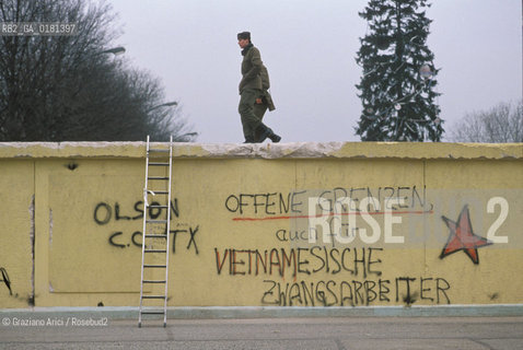 (GERMANIA) BERLINO EST 1989 : IL MURO E IL PASSAGGIO DI FRONTIERA ALLA PORTA DI BRANDEBURGO     - ©Graziano Arici/Rosebud2 / GEO