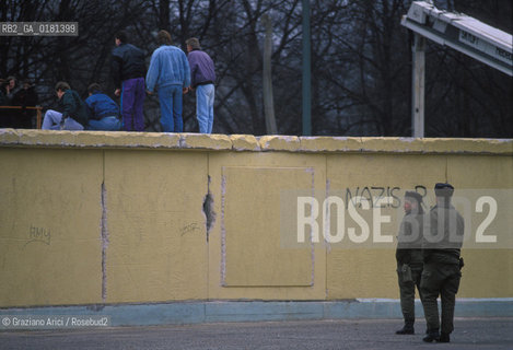(GERMANIA) BERLINO EST 1989 : IL MURO E IL PASSAGGIO DI FRONTIERA ALLA PORTA DI BRANDEBURGO     - ©Graziano Arici/Rosebud2 / GEO