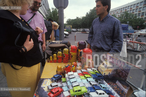 (GERMANIA) BERLINO EST 1989 :MERCATINO ALLA PORTA DI BRANDEBURGO     - ©Graziano Arici/Rosebud2 / GEO