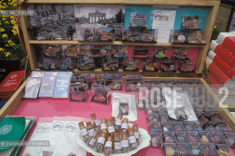 (GERMANIA) BERLINO EST 1989 :MERCATINO ALLA PORTA DI BRANDEBURGO     - ©Graziano Arici/Rosebud2 / GEO