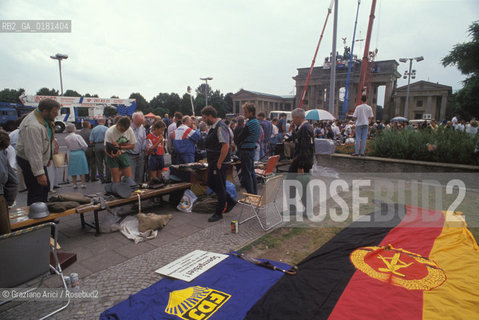 (GERMANIA) BERLINO 1991 :MERCATINO ALLA PORTA DI BRANDEBURGO     - ©Graziano Arici/Rosebud2 / GEO