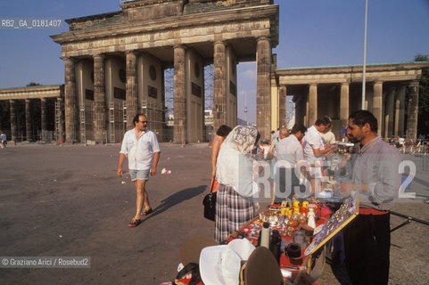 (GERMANIA) BERLINO 1991 :MERCATINO ALLA PORTA DI BRANDEBURGO     - ©Graziano Arici/Rosebud2 / GEO
