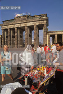 (GERMANIA) BERLINO 1991 :MERCATINO ALLA PORTA DI BRANDEBURGO     - ©Graziano Arici/Rosebud2 / GEO