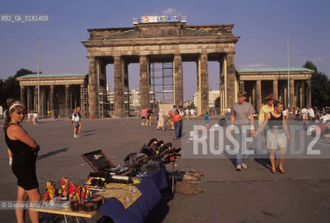 (GERMANIA) BERLINO 1991 :MERCATINO ALLA PORTA DI BRANDEBURGO     - ©Graziano Arici/Rosebud2 / GEO