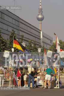 (GERMANIA) BERLINO 1991 :MERCATINO ALLA PORTA DI BRANDEBURGO     - ©Graziano Arici/Rosebud2 / GEO