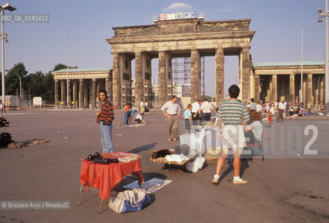 (GERMANIA) BERLINO 1991 :MERCATINO ALLA PORTA DI BRANDEBURGO     - ©Graziano Arici/Rosebud2 / GEO