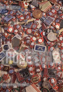 (GERMANIA) BERLINO 1991 :MERCATINO ALLA PORTA DI BRANDEBURGO     - ©Graziano Arici/Rosebud2 / GEO / DISTINTIVI