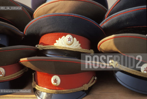 (GERMANIA) BERLINO 1991 :MERCATINO ALLA PORTA DI BRANDEBURGO     - ©Graziano Arici/Rosebud2 / GEO / CAPPELLI