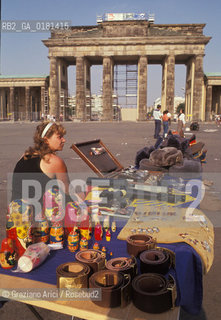 (GERMANIA) BERLINO 1991 :MERCATINO ALLA PORTA DI BRANDEBURGO     - ©Graziano Arici/Rosebud2 / GEO