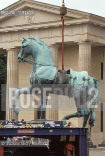 (GERMANIA) BERLINO 1991 :RESTAURO DEI CAVALLI DELLA QUADRIGA ALLA  PORTA DI BRANDEBURGO     - ©Graziano Arici/Rosebud2 / GEO