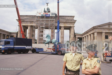 (GERMANIA) BERLINO 1991 :RESTAURO DEI CAVALLI DELLA QUADRIGA ALLA  PORTA DI BRANDEBURGO     - ©Graziano Arici/Rosebud2 / GEO