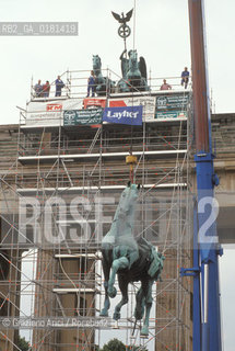 (GERMANIA) BERLINO 1991 :RESTAURO DEI CAVALLI DELLA QUADRIGA ALLA  PORTA DI BRANDEBURGO     - ©Graziano Arici/Rosebud2 / GEO